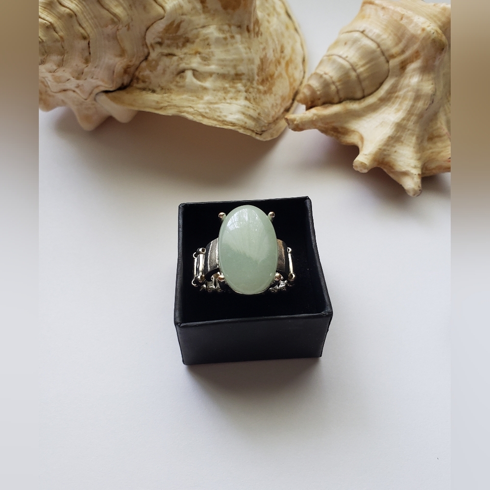 Elegant Silver and Green Women's Ring